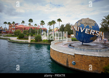 Universal Studios Wahrzeichen Globus am Eingang in Orlando, Florida Stockfoto