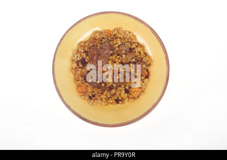 Platte der marokkanischen Stil Rindfleisch mit Couscous, Karotten und Kichererbsen von oben Stockfoto