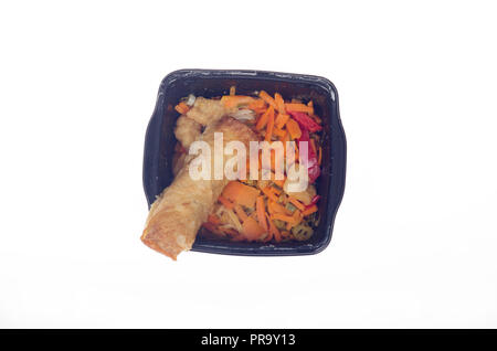 Huhn Pad Thai mit Gemüse Eier in der Mikrowelle gegart Kunststoff schwarz Fach Stockfoto