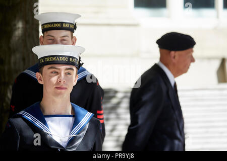 Uniformierte Marineoffiziere auf Streitkräfte Tag im Stadtzentrum von Manchester Stockfoto