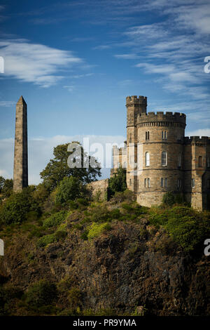 Edinburgh, Schottland, der Schottischen Regierung Governor's House auf Carlton Hill mit Cleopatra's Needle Stockfoto