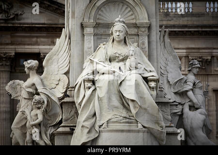 Das Victoria Memorial von Königin Victoria von Bildhauer Thomas Brock, der am Ende der Mall Stadt von Westminster in London, die Hauptstadt von En Stockfoto