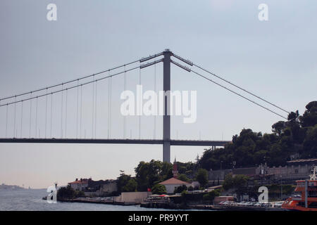 Blick auf den Bosporus Brücke mit einem klaren blauen Himmel im Hintergrund in Istanbul. Stockfoto