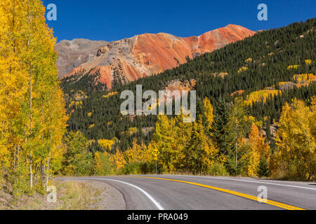 Goldene Espen auf Red Mountain Pass auf die Million Dollar Highway in der uncompahgre National Forest, Colorado. Stockfoto