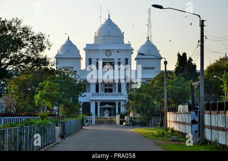 Fassade und Eingang der kolonialen Ära umgebaut Jaffna Öffentliche Bibliothek Wahrzeichen für Tamilen aus Jaffna, Sri Lanka Stockfoto