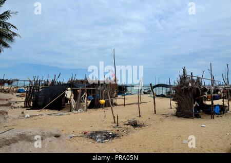 Holz und Bambus palm leaf strohgedeckten Hütten von Meer in Fischerdorf Pattani Thailand Stockfoto