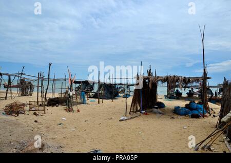 Holz und Bambus palm leaf strohgedeckten Hütten von Meer in Fischerdorf Pattani Thailand Stockfoto