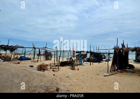 Holz und Bambus palm leaf strohgedeckten Hütten von Meer in Fischerdorf Pattani Thailand Stockfoto