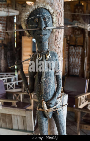 Eine aus Holz geschnitzte Statue des indigenen Papuanerstamms. Wamena, Papua, Indonesien. Stockfoto