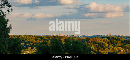 Panoramablick über die Innenstadt von Madison (Mitte) und der Universität von Wisconsin (rechts) von Frederick's Hill, Fasan Zweig Conservancy. Stockfoto