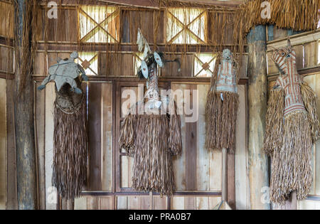 Sammlung von traditionellen Gras Röcke indigene Frauen tragen an der Wand aufhängen. Wamena, Papua, Indonesien. Stockfoto