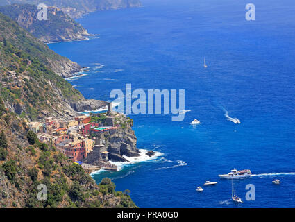 Luftaufnahme von Vernazza vilagge und mediterrane Küste, Cinque Terre, Italien Stockfoto