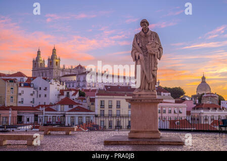 Statue am Miradouro de Santa Luzia in Lissabon Stockfoto