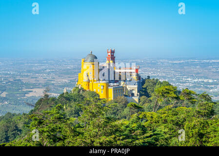 Pena Palast auf dem Hügel in Sintra, Portugal Stockfoto