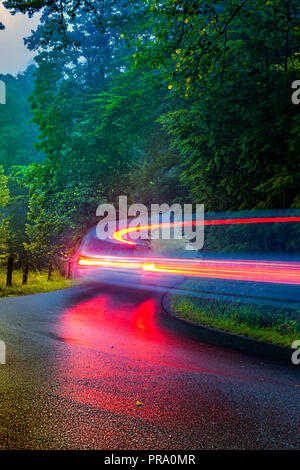 Lange Belichtung eines Autos fahren in Cades Cove in den Smokey Mountains Stockfoto