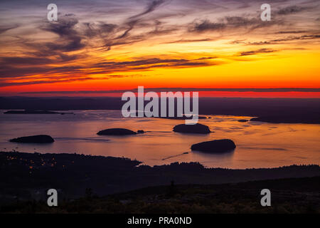 Sonnenaufgang über dem Atlantik von Cadilllac Berg in Acadia National Park gesehen Stockfoto