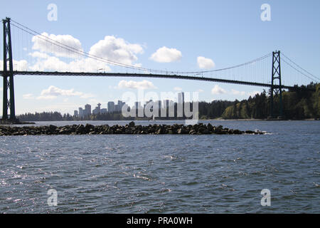 Ein Blick auf Vancouver aus North Vancouver gesehen mit Blick über die Bucht und die Lions Gate Bridge an einem sonnigen Tag mit ein paar Wolken im Himmel Stockfoto