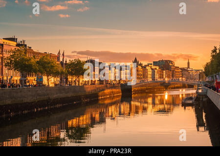 Wunderschöne goldene Stunde Blick über das Stadtzentrum von Dublin in Dublin, Irland Stockfoto