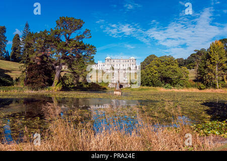 Bray, Irland, 24. September 2018. Powerscourt House im Powerscourt Garden. Panoramablick. Es ist eines der führenden touristischen Attraktionen in Irela Stockfoto