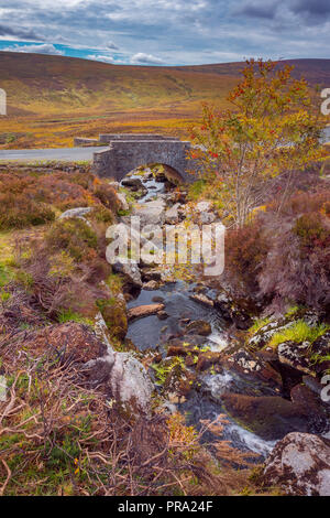 Alte steinerne Brücke über einen Fluss in den Wicklow Mountains, Irland - viele Szenen wurden hier gedreht Stockfoto