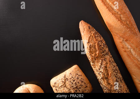 Hintergrund mit baguettes auf schwarz Relation schließen. Ansicht von oben. Horizontale Zusammensetzung Stockfoto