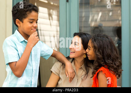 Happy Hispnaic Mutter lachen und reden mit ihren Kindern. Stockfoto