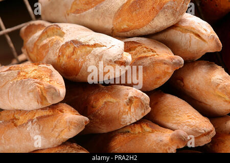 Baguette in Metall Korb Stockfoto