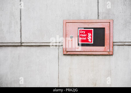 Trockene Steigleitung Einlass box Rot auf Wand für den Notfall Feuerwehr Wasser Anschluss für Schlauch brigade Motor mit Shopping mall Retail Park Stockfoto