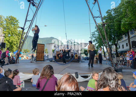 Lugano, Schweiz - 15. Juli 2016 - Acrobat auf einem Hula Hoop hat Tricks Buskers Festival in Lugano, Schweiz Stockfoto