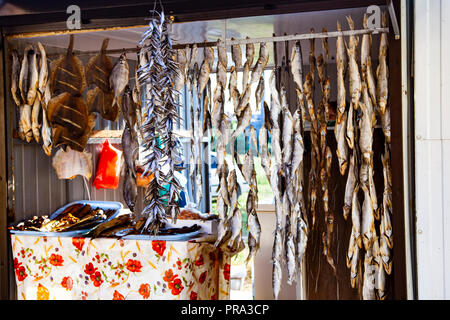 Getrocknete Fische auf dem Markt verkauft. Straße Handel im Süden. Stockfoto