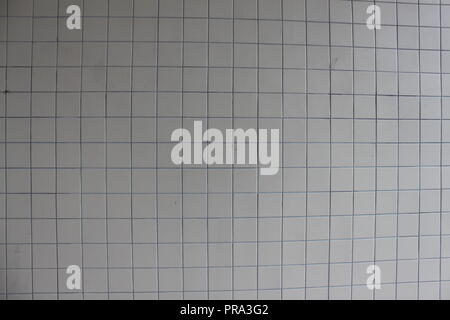Weißen Mosaikfliesen an einer Wand Stockfoto