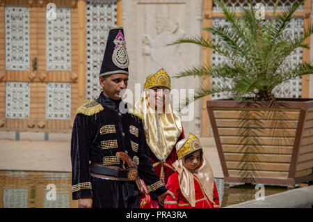 Eine Familie in der traditionellen Shirazi Kleidung zu Afif Abad Garten in Schiraz, Iran gekleidet Stockfoto
