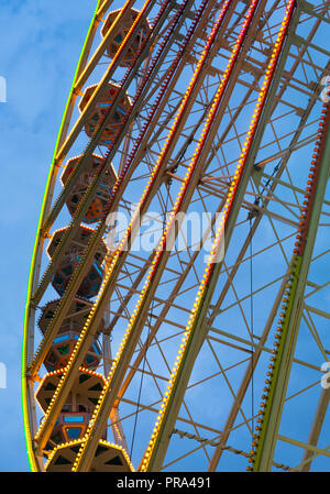 Spaß bunten Riesenrad fahren an Karneval fair Stockfoto