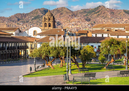 Die Plaza de Armas und dem Turm von La Merced in Cusco. (Peru). Stockfoto