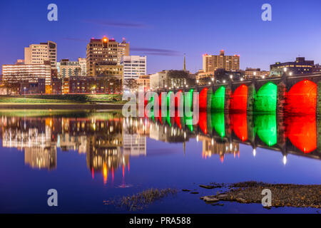 Harrisburg, Pennsylvania, USA Skyline auf dem Susquehanna River in der Nacht. Stockfoto