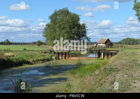 Wehr Haus auf Havel Kanal in Brandenburg (Deutschland). Stockfoto