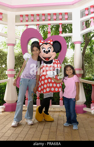 Zwei junge Touristen EIN PORTRÄT MIT MINNIE MOUSE IN HONG KONG DISNEYLAND Stockfoto