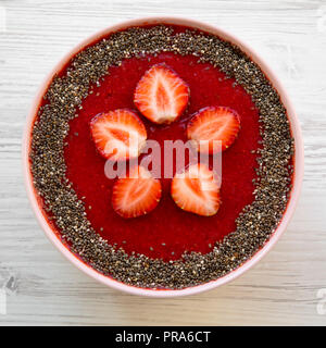 Rosa Schale der Erdbeere Smoothie mit Chia Samen, Ansicht von oben. Von oben und Overhead. Close-up. Stockfoto