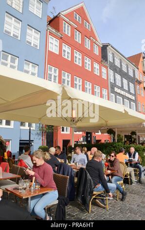 Kopenhagen, Dänemark - 15 September, 2018: die Menschen draußen Cafeteria des Nyhavn, Kopenhagen, Dänemark. Stockfoto