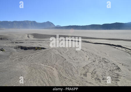 Flüsternden Sand (pasir berbisik), das Meer von Sand (lautan pasir) im Bromo Tengger Semeru National Park, Ost Java, Indonesien Stockfoto