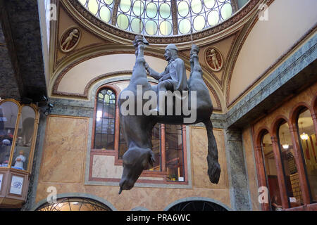 Statue von König Wenzel reiten ein Pferd auf den Kopf in der Lucerna in Prag Stockfoto