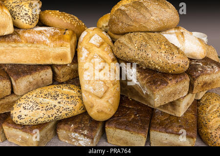 Stapel der traditionellen Brot auf den Markt. Sortiment von gebackenem Brot. Stockfoto