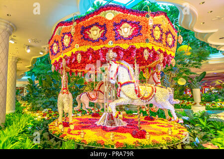 Las Vegas, Nevada, USA - 18. August 2018: Blumen französische Karussell mit Pferden bei Wynn Hotel Casino Resort Lobby, Las Vegas Strip. Preston Bailey's floral Installation von Tausenden von Blumen hergestellt ist Stockfoto