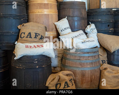 Cafe, Bohnen, Mandeln, Haferflocken Taschen sitzen auf Fässer im Lager Stockfoto