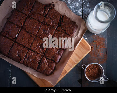 Hausgemachte Schokolade brownies auf Schneidebrett, Ansicht von oben Stockfoto
