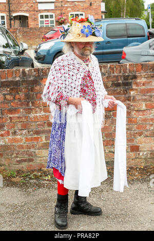 Sonntag, 12. August 2018 - Die alte Tradition der Lymm Rushbearing wurde nach einer Abwesenheit von zwei Jahren wiederbelebt. Lymm Morris Tänzerinnen durin Stockfoto