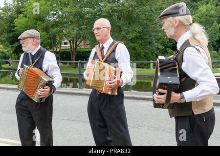 Sonntag, 12. August 2018 - Die alte Tradition der Lymm Rushbearing wurde nach einer Abwesenheit von zwei Jahren wiederbelebt. Lymm Morris Tänzerinnen durin Stockfoto