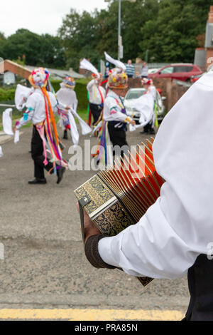 Sonntag, 12. August 2018 - Die alte Tradition der Lymm Rushbearing wurde nach einer Abwesenheit von zwei Jahren wiederbelebt. Lymm Morris Tänzerinnen durin Stockfoto