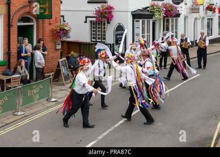 Sonntag, 12. August 2018 - Die alte Tradition der Lymm Rushbearing wurde nach einer Abwesenheit von zwei Jahren wiederbelebt. Lymm Morris Tänzerinnen durin Stockfoto