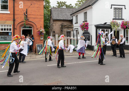 Sonntag, 12. August 2018 - Die alte Tradition der Lymm Rushbearing wurde nach einer Abwesenheit von zwei Jahren wiederbelebt. Lymm Morris Tänzerinnen durin Stockfoto